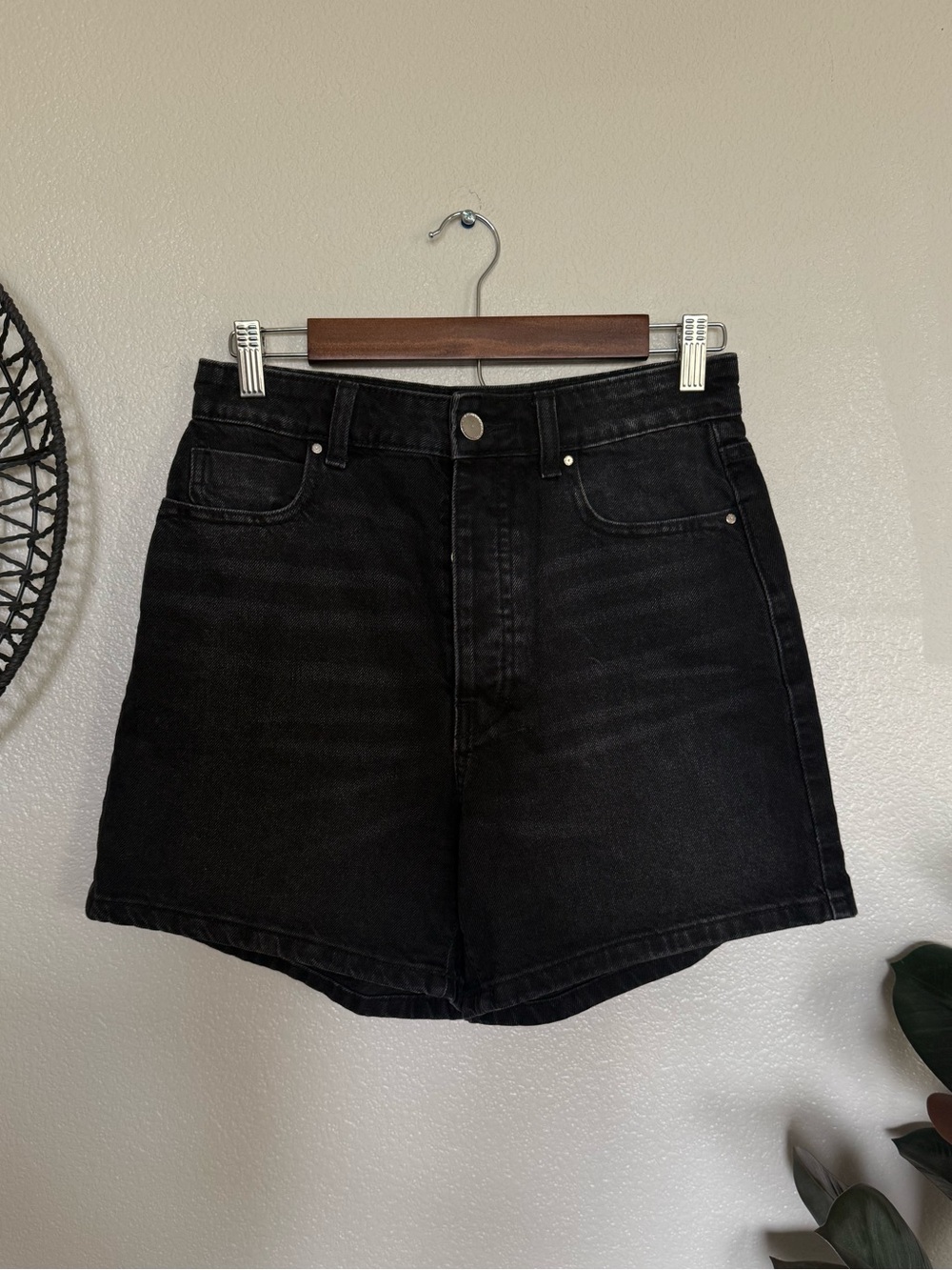 ZARA Classic 90s Mom High-Waist Black Denim Shorts